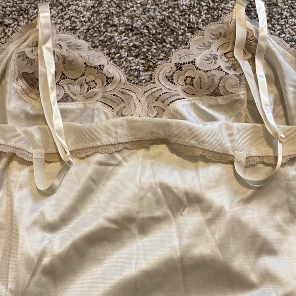 Vanity Fair Women’s Camisole Top - Picture 6 of 6